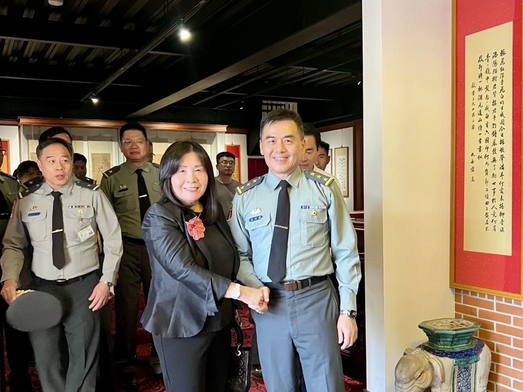 ▲陸軍司令呂坤修上將走訪明台高中，董事長林芳媖陪同參訪霧峰林家花園林獻堂博物館園區。(圖/記者顏淑娟翻攝)