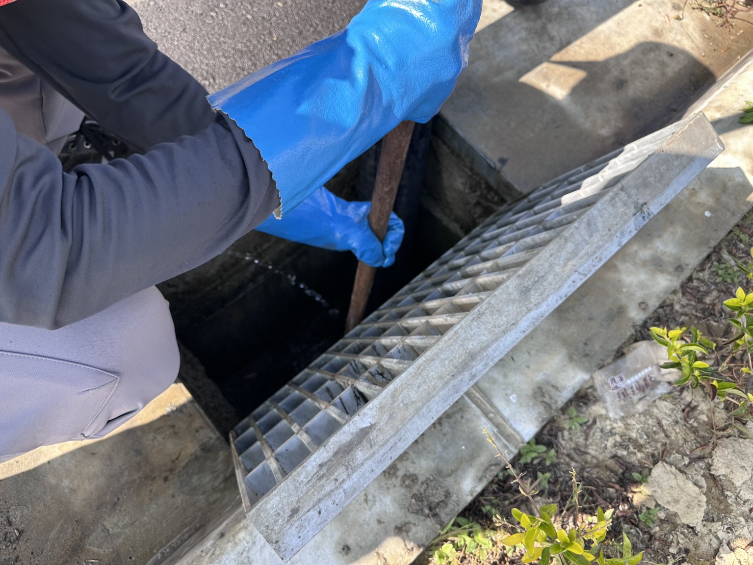 ▲梧棲區中正路疏通水溝。(圖/中市府提供)