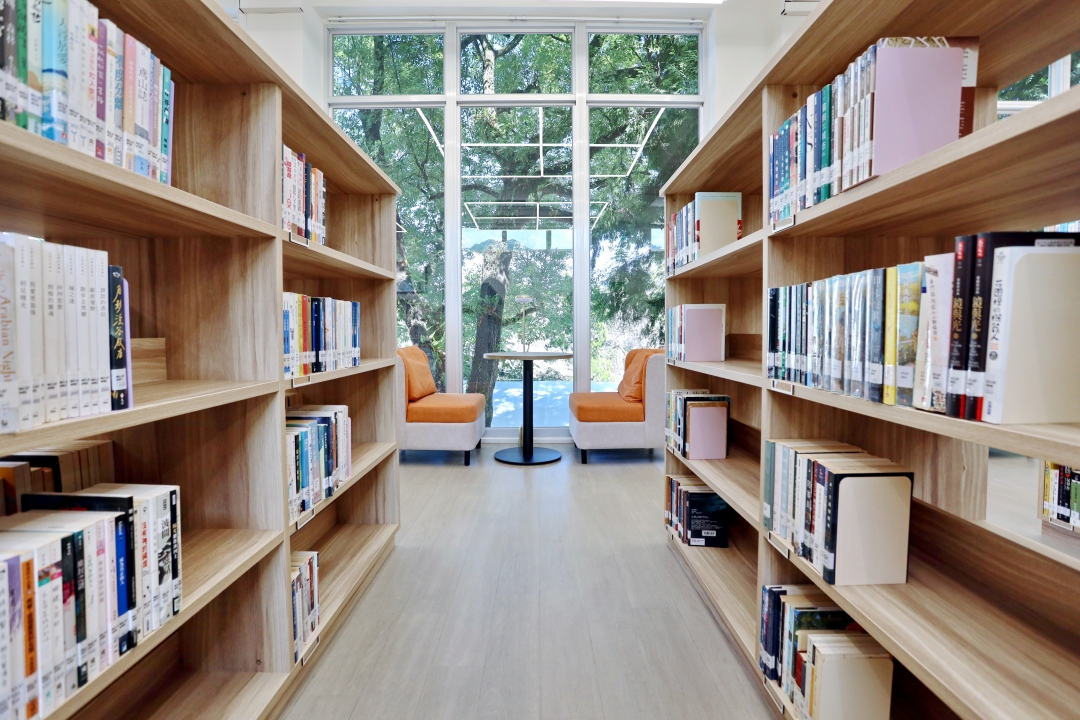 ▲石岡圖書館將閱讀空間從室內延伸至戶外綠意，讓民眾在自然環境中享受閱讀。(圖/記者顏淑娟翻攝)