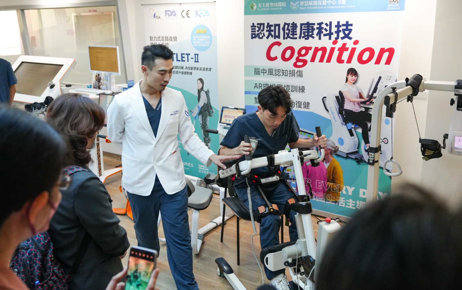 ▲天主教聖功醫院「智慧賦能復健中心」跨國引進17國、多達42項頂尖科技設備。(圖：記者陳維鈞翻攝)