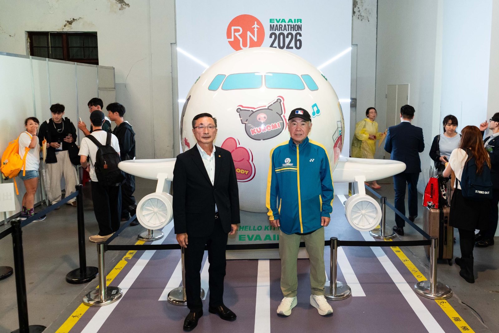 長榮航空客運營業本部 康財義協理（左）、中華民國文化休閒運動協會秦熙嶽名譽理事長（右）