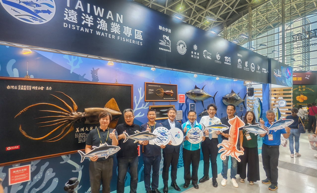 ▲海洋局局長石慶豐、東港區漁會總幹事鄭鈺宸、魷秋公會理事長陳皇誠、漁業署組長吳明峯、高雄區漁會總幹事楊孟凡、鮪魚公會總幹事林涵宇及小釣協會秘書長楊克誠等一起參觀，展現海洋實力與合作情誼。（圖/記者黃淑貞攝）