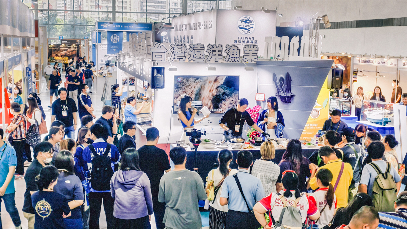 ▲「超派海鮮．名廚料理秀」邀請名廚輪番登場，以創意料理展現遠洋鮮魚的多元風味，10月22日由高雄子弟陳俊銘主廚率先登場。（圖/記者黃淑貞攝）