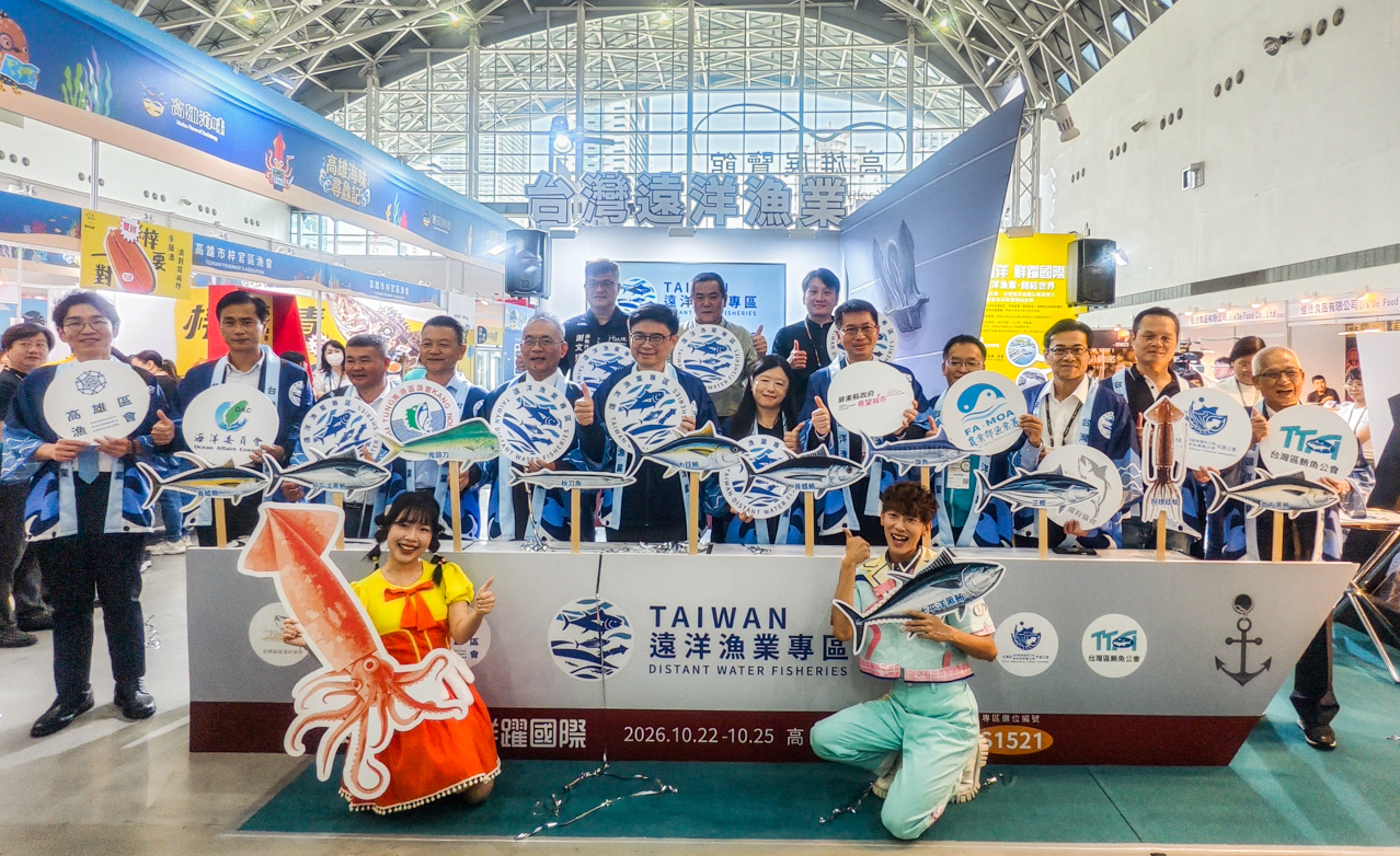 ▲台灣遠洋漁業專區六大遠洋公協漁會首度聯展起！保育署陸曉筠、漁業署組長吳明峯、屏東縣副縣長黃國榮、海洋局副局長羅長安及立法委員賴瑞隆進行啟動儀式。（圖/記者黃淑貞攝）
