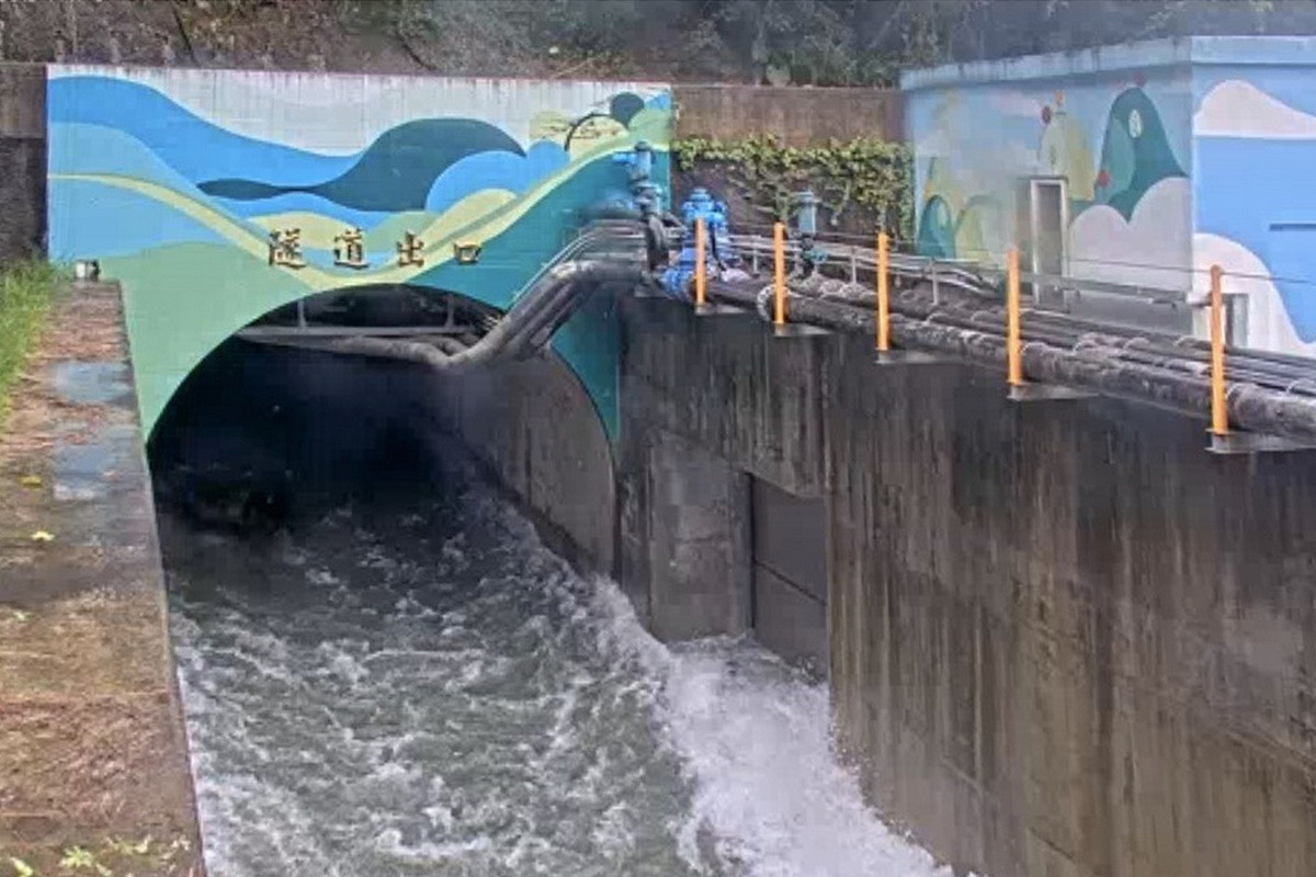 阿姆坪防淤隧道出口水流狀況。