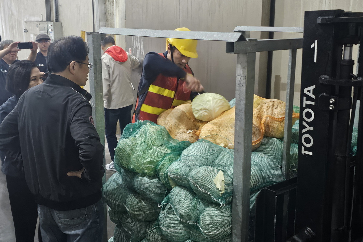 因應薔琵颱風來襲，桃園市長張善政視察果菜冷藏倉儲、防颱應變整備情形。<br /><br /> 