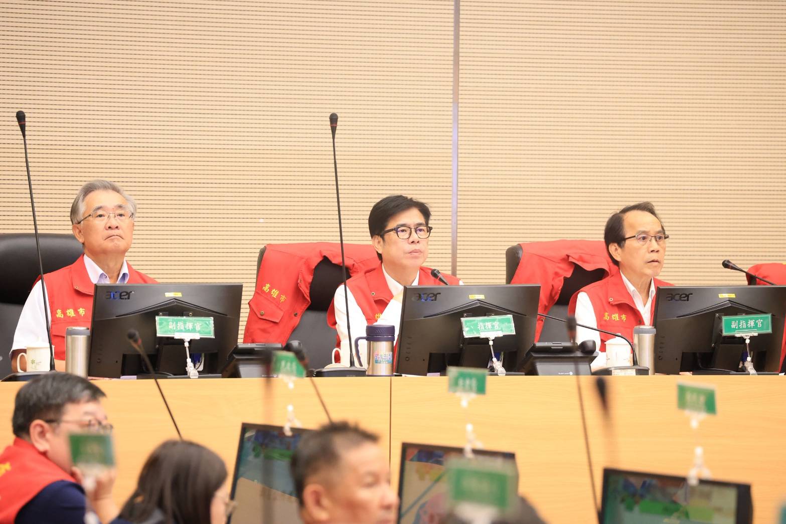 中度颱風薔琵影響台灣，陳其邁宣布高雄市明（24）日正常上班上課，引發網友兩派論戰，有人不滿風勢增強仍要上班，也有人認為市府依照氣象署標準決策。