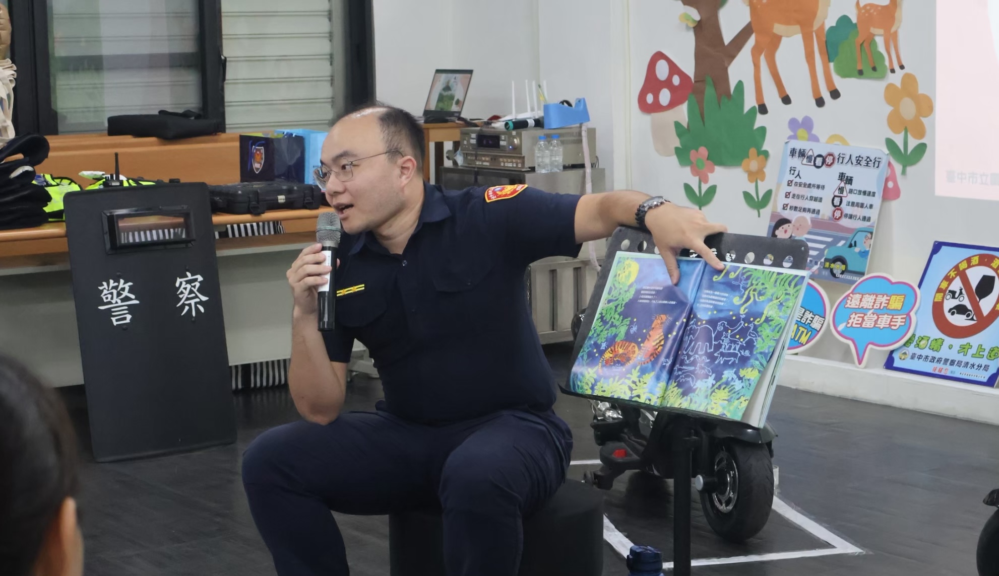 ▲沙鹿派出所所長擔任說書人，透過共讀拉近警察與親子間距離，也拓展圖書館多元生活教育。(圖/記者顏淑娟翻攝)