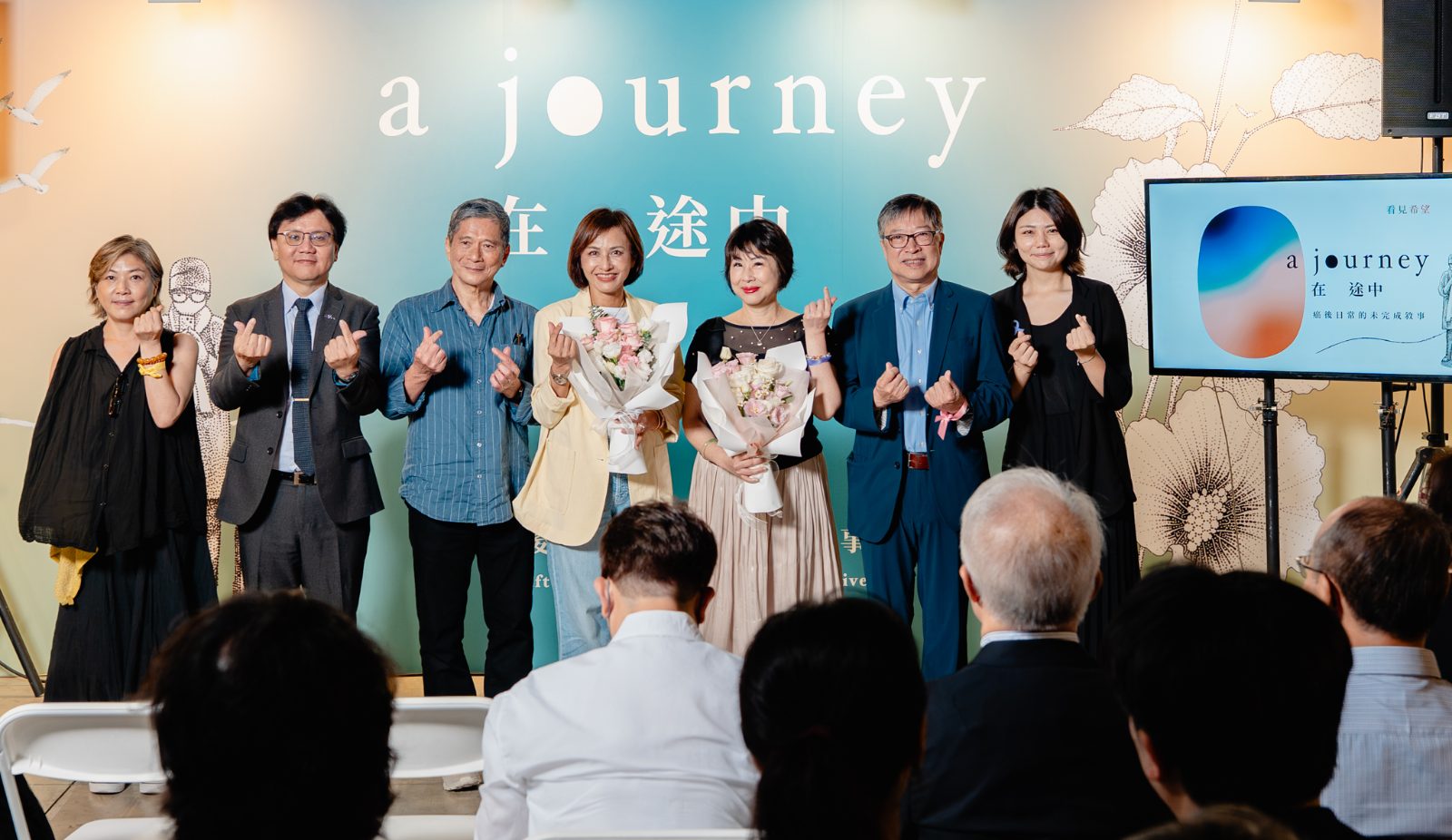圖二. 主辦單位、癌友代表及策展人合照|癌症希望基金會《在途中》高雄特展開幕,主辦