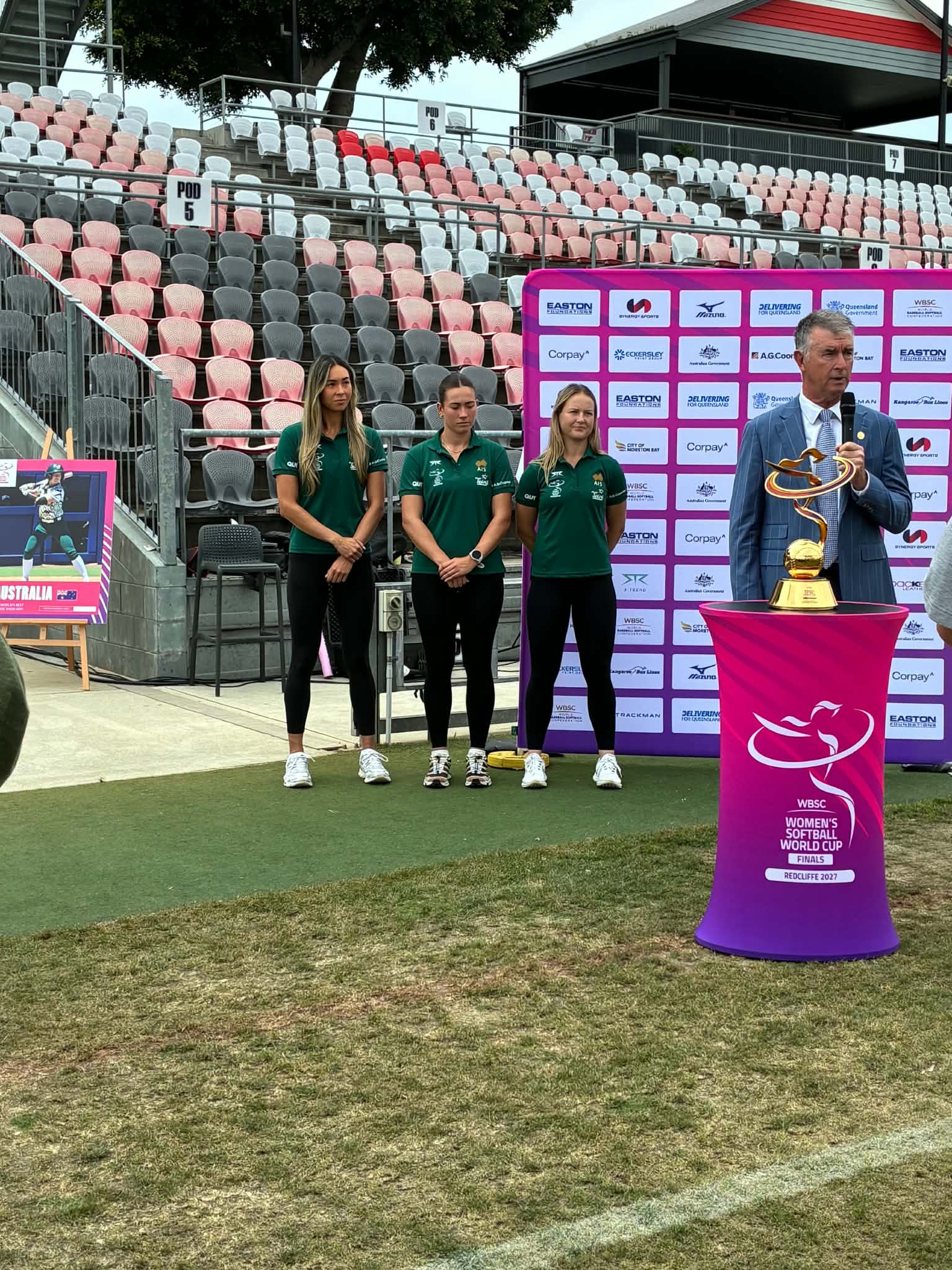 明年的WBSC女子壘球世界盃總決賽將在澳洲布里斯本的Kayo Stadium舉行了莊重而熱烈的「2027年WBSC女子壘球世界盃總決賽冠軍獎盃揭幕儀式」。(影像由Rickey Lo提供)。