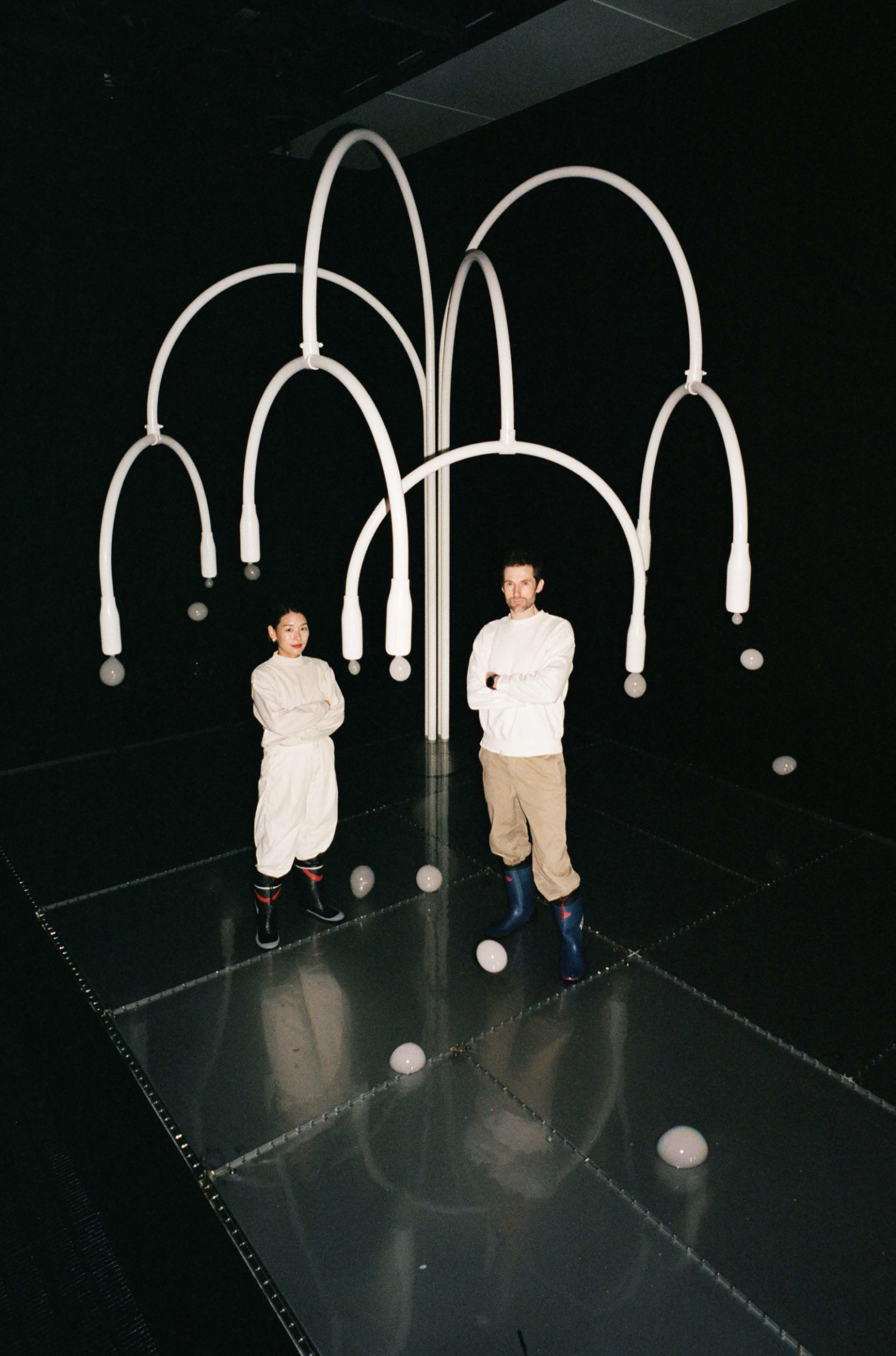 A.A. Murakami藝術家Azusa Murakami與Alexander Groves。Photography by Theo Liu (VOGUE Japan提供)