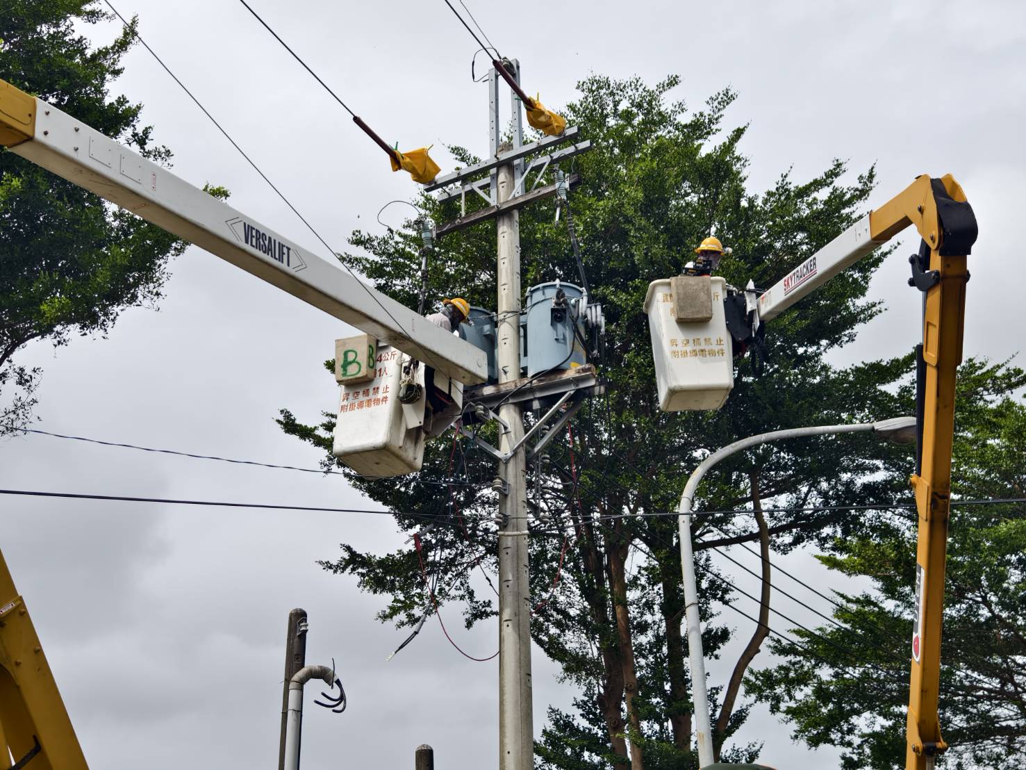 薔琵強風侵襲 台電高雄區處持續搶修 力拚全數復電