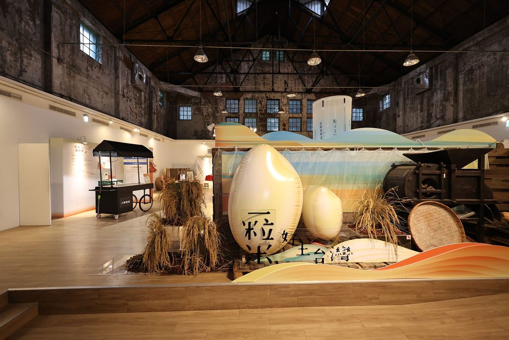華山鍋爐室展區入口,以稻米、風鼓機與孩童的歌聲來呈現土地活力。圖/台灣文創發展基金會提供