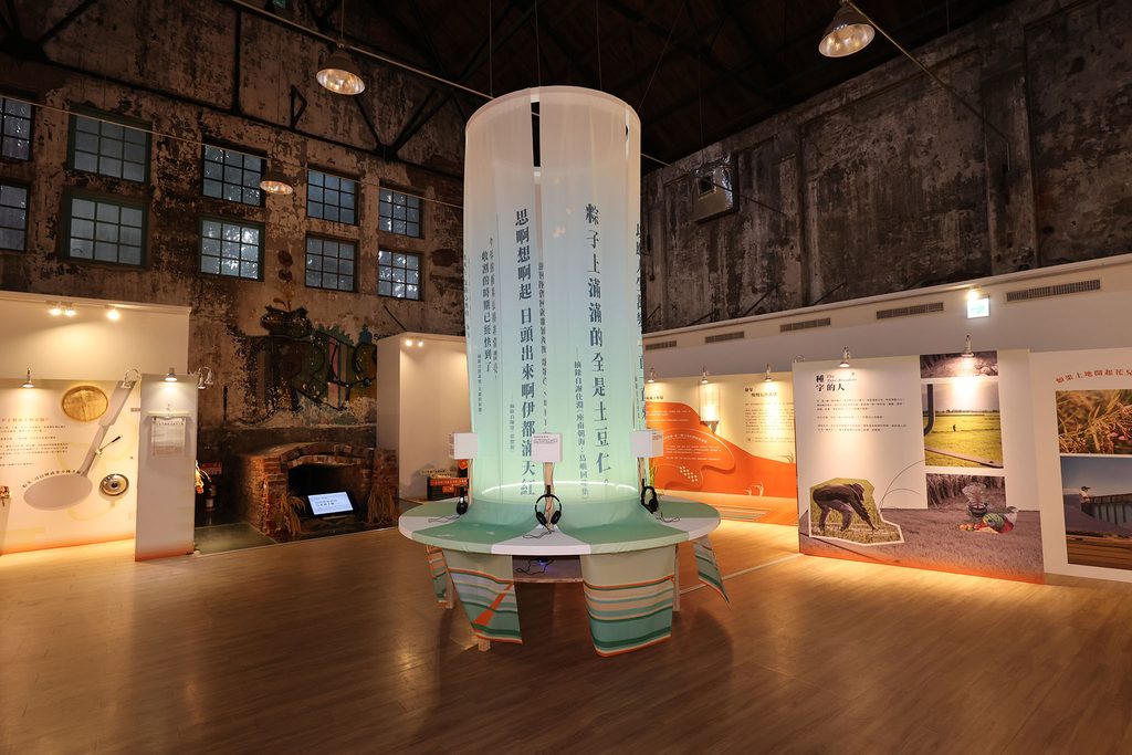 「土地會說話」展區,以掛布展示作家詩句,另可拿起耳機聆聽朗讀。圖/台灣文創發展基金會提供