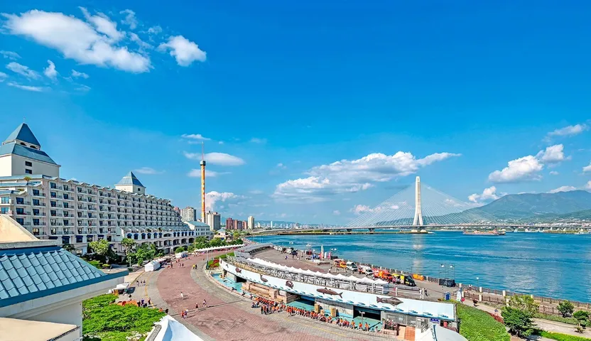 福容淡水漁碼店_坐擁河海景觀與夕陽美景,不僅可以漫步漁人碼頭、搭乘淡海輕軌走訪淡水街區,回到飯店還能享受特色「黃金美人湯」