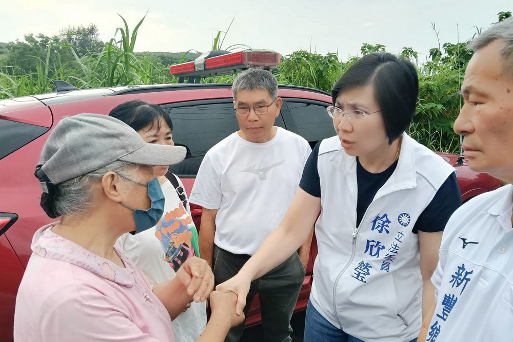 徐欣瑩競辦質疑鄭朝方 颱風天不顧竹北忙選舉 240 徐欣瑩競辦質疑鄭朝方 颱風天不顧竹北忙選舉 239