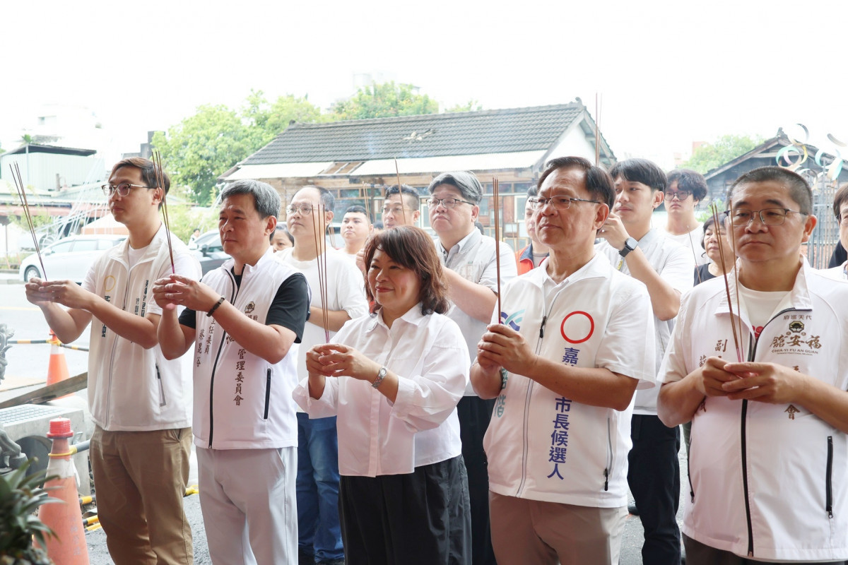 嘉義市長黃敏惠今（24）日率市府團隊前往嘉邑代天巡府福安舘及鵬思宮參香／市府提供