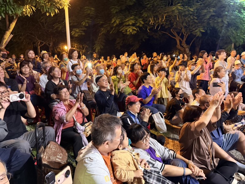 民歌傳唱  不會冷場  當老一輩凋謝   停留在雲端的歌聲人影  依然讓大家感動