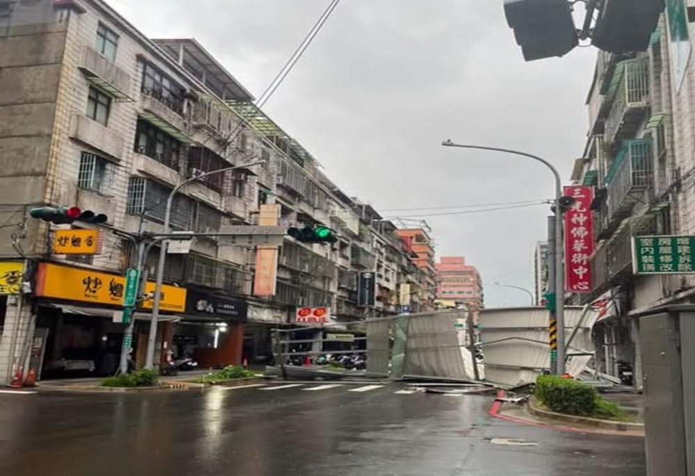 板橋長江路鐵皮屋頂遭吹落 周韋翰通報排除路障、提醒民眾減少外出 239 248261024a01
