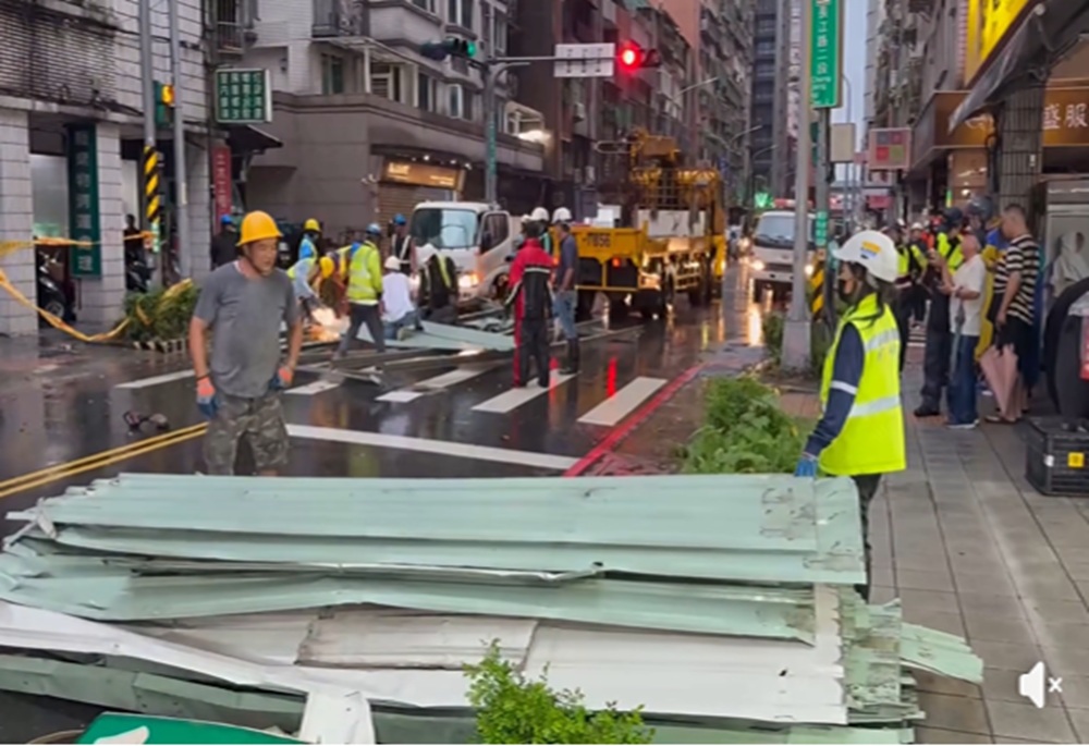板橋長江路鐵皮屋頂遭吹落 周韋翰通報排除路障、提醒民眾減少外出 240 248261024a02