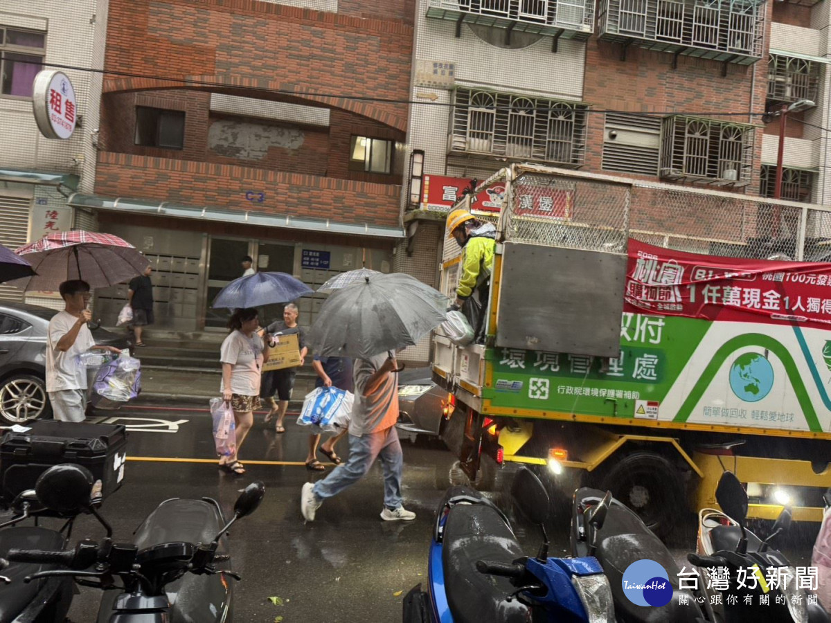 桃市環保局及環境管理處全面啟動應變機制,全力維護市容整潔與環境衛生。