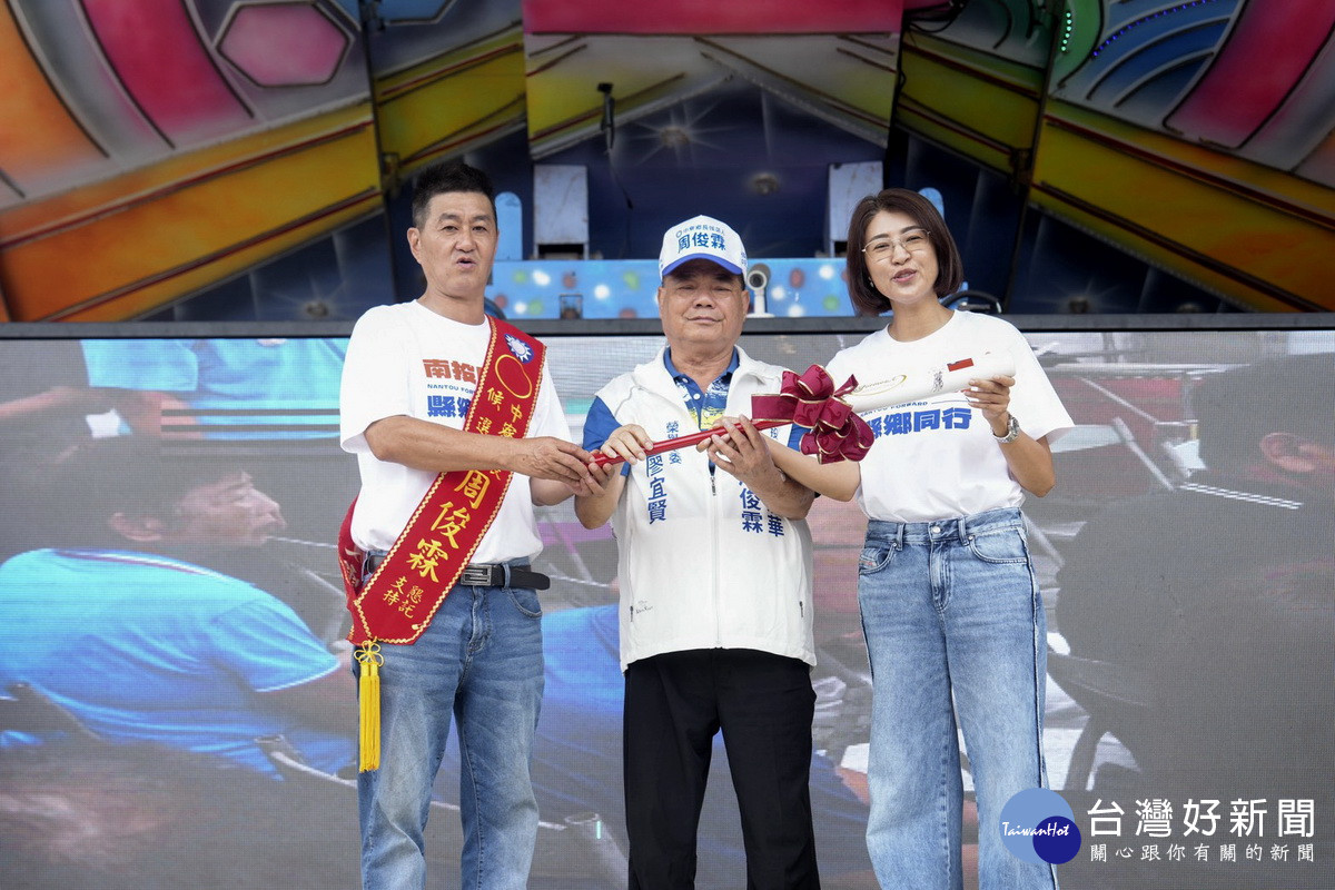 廖宜賢贈棒球棒期許一棒接一棒,傳承服務。(縣黨部提供)