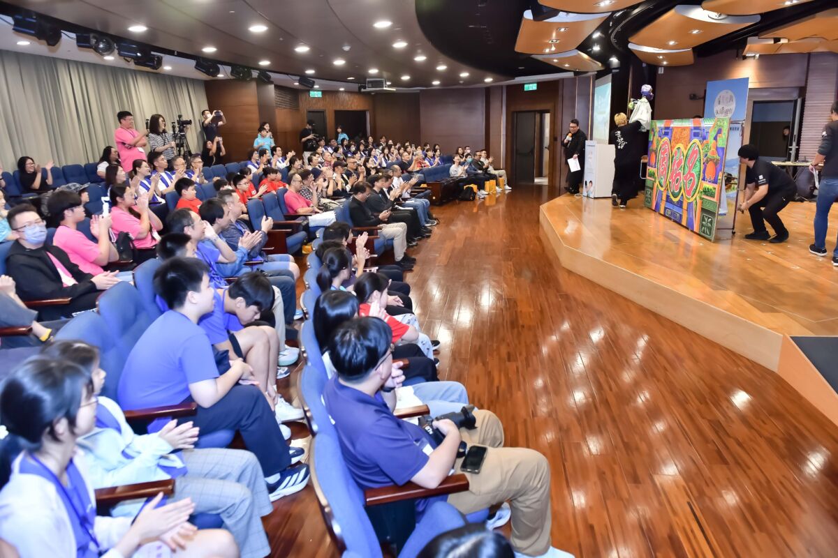圖/出席來賓觀看影展播放回顧影片,個個都聚精會神用心欣賞。
