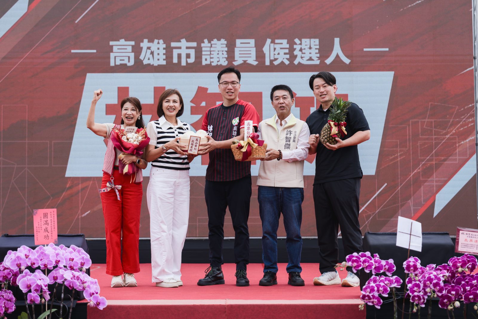 ▲立委林楚茵（左一）、邱議瑩（左二）、許智傑（右二）與前立委陳柏惟（右一）到場力挺林智鴻。（圖/記者陳維鈞翻攝）