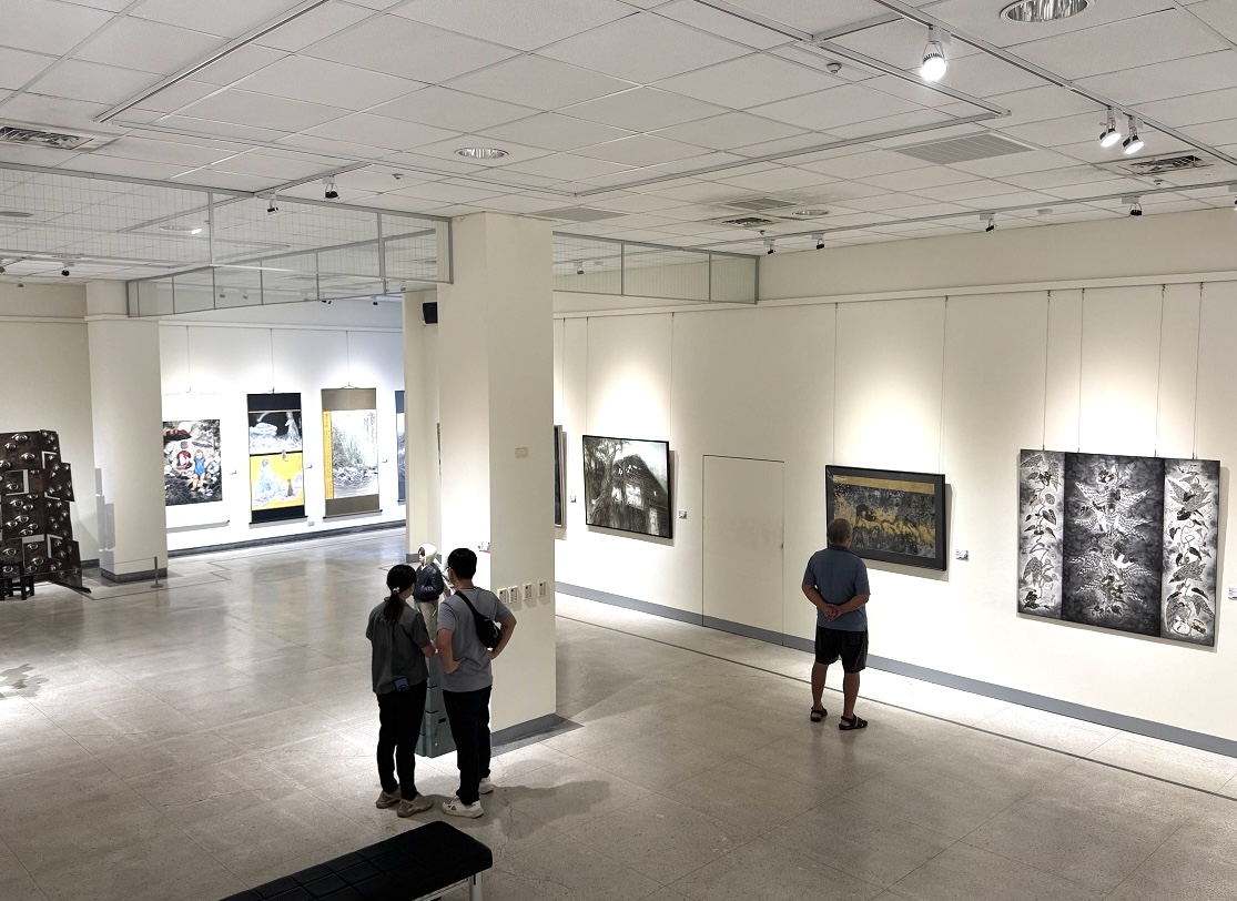 ▲中市第31屆大墩美展得獎作品展場一隅。(圖/記者顏淑娟翻攝)