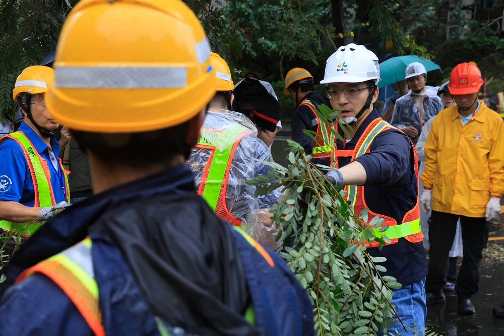 遭綠營群嘲清潔隊員表自責 蔣萬安「市民安全優先」:不在意外界扭曲 134 遭綠營群嘲清潔隊員表自責 蔣萬安「市民安全優先」:不在意外界扭曲 133