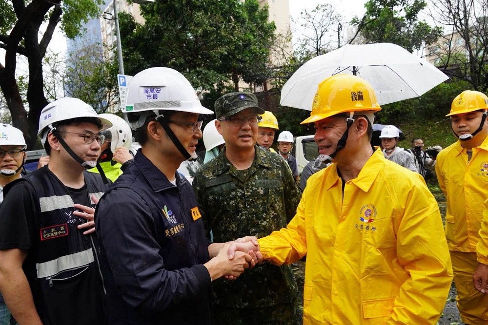 遭綠營群嘲清潔隊員表自責 蔣萬安「市民安全優先」:不在意外界扭曲 138 遭綠營群嘲清潔隊員表自責 蔣萬安「市民安全優先」:不在意外界扭曲 137