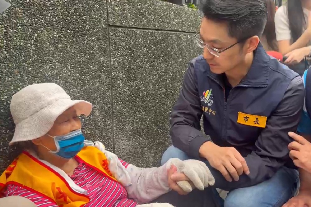 勘災志工熱情喊加油 阿嬤突暈眩癱坐蔣萬安暖出手 94 勘災志工熱情喊加油 阿嬤突暈眩癱坐蔣萬安暖出手 93