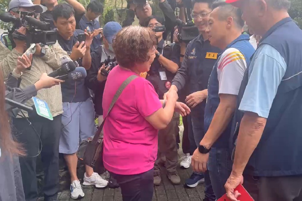 勘災志工熱情喊加油 阿嬤突暈眩癱坐蔣萬安暖出手 96 勘災志工熱情喊加油 阿嬤突暈眩癱坐蔣萬安暖出手 95