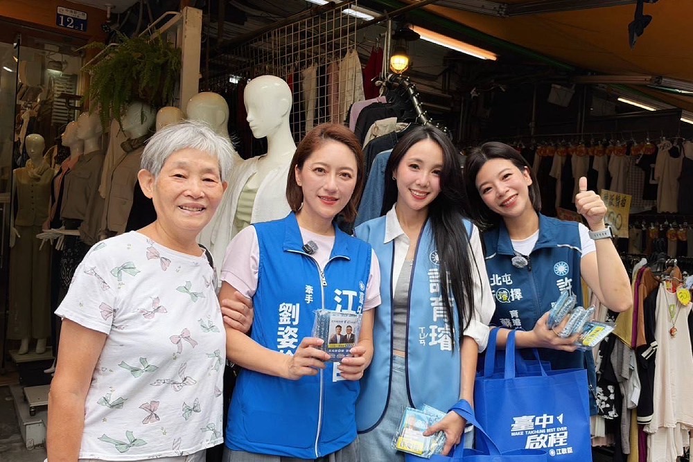 女力助攻! 江啟臣、黃健豪、許育璿妻子首同框市場拜票 160 女力助攻! 江啟臣、黃健豪、許育璿妻子首同框市場拜票 159