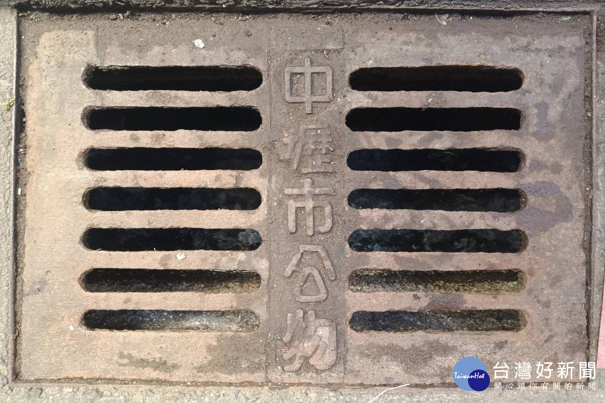桃市府環保局查獲中壢一家餐飲業者,惡意將廚餘及污水傾倒至溝渠,造成油污、廚餘堆積及阻塞惡臭。