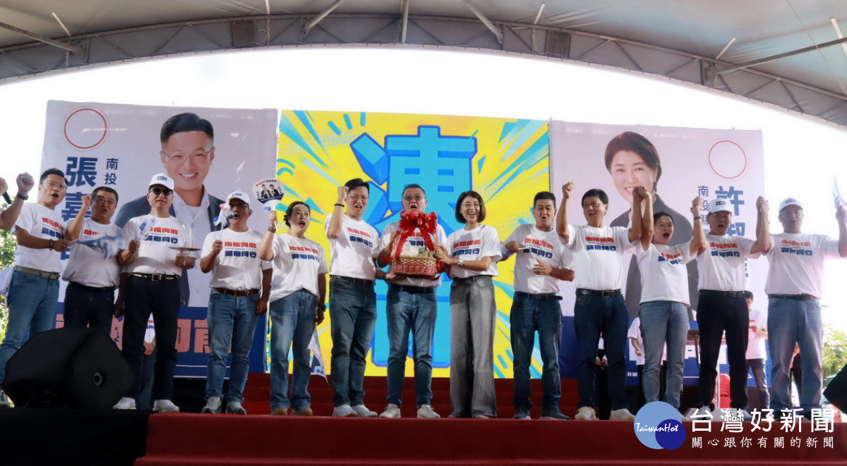蔡宗智代表鄉鎮候選人贈包粽祝包中。(記者扶小萍攝)