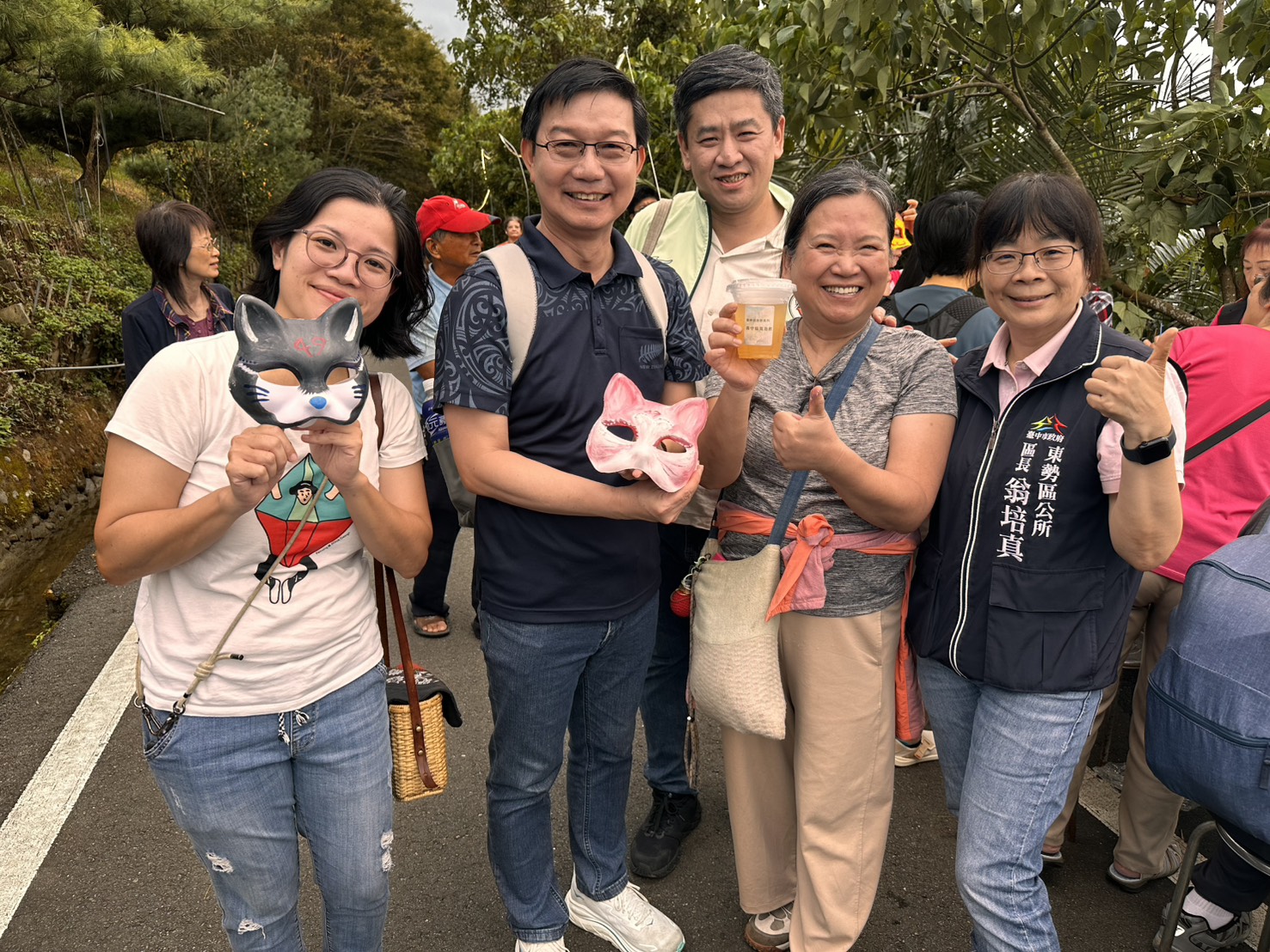 ▲台中客委會主委江俊龍(左2)、東勢區長翁培真(右1) 邀請更多民眾走進東勢，體驗客庄生活與文化。(圖/記者顏淑娟翻攝)