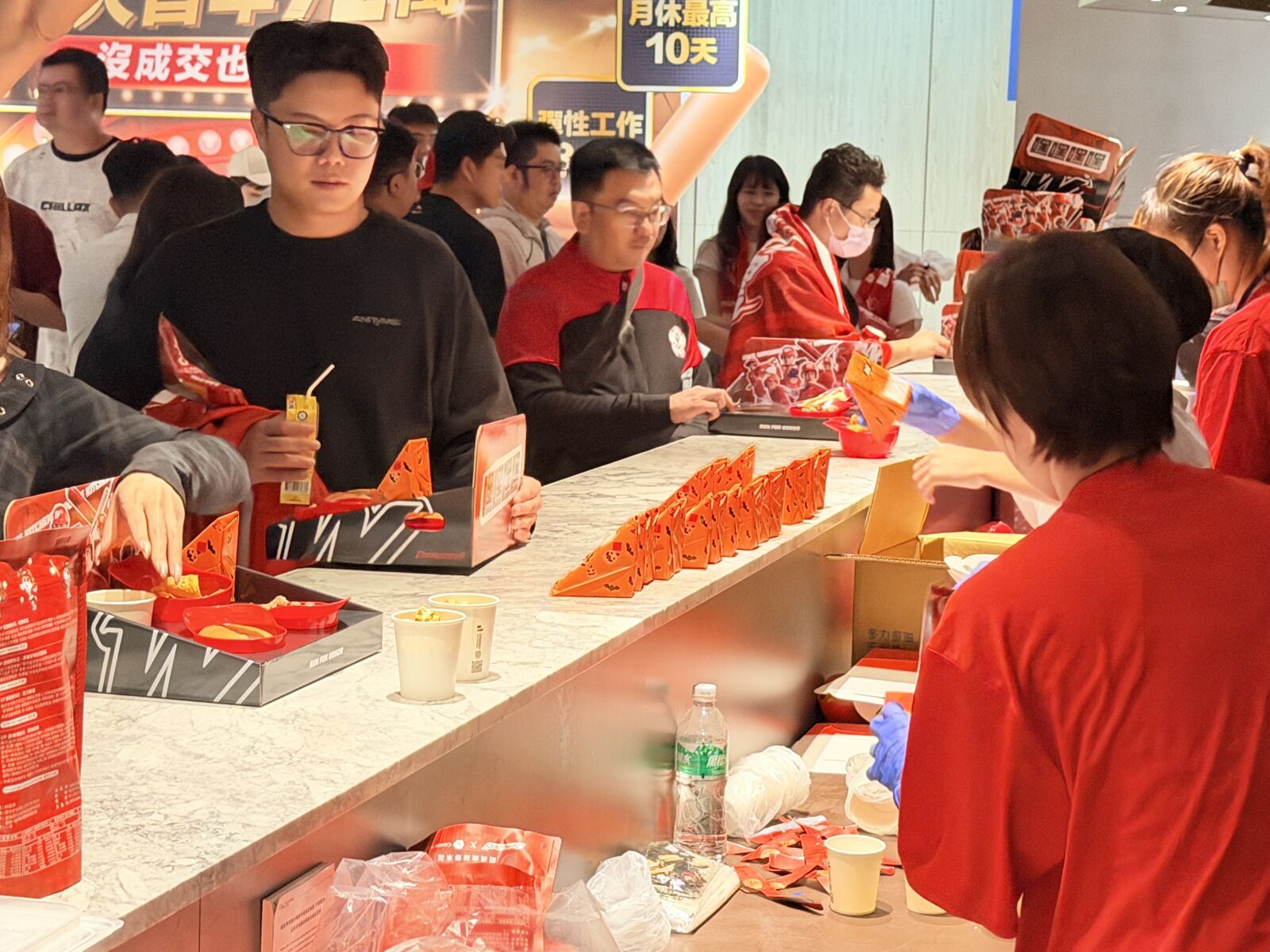 【有影】包大巨蛋VIP區犒賞員工!永慶房屋邀600同仁看球、小龍女助陣慶生 46 【有影】包大巨蛋VIP區犒賞員工!永慶房屋邀600同仁看球、小龍女助陣慶生 45