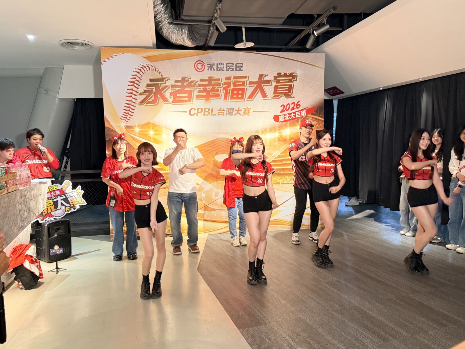 【有影】包大巨蛋VIP區犒賞員工!永慶房屋邀600同仁看球、小龍女助陣慶生 48 【有影】包大巨蛋VIP區犒賞員工!永慶房屋邀600同仁看球、小龍女助陣慶生 47