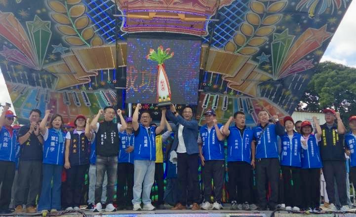 羅俊傑競選總部成立大會於竹東五穀宮前廣場舉行,代表會主席范國威與代表及貴賓共同登台,為候選人加油打氣。(圖/主辦單位提供)