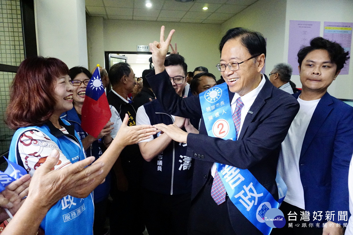 桃園市長張善政抽韱後手比V字,支持者高喊「好市成雙、繼續挺善良」。<br /><br />
