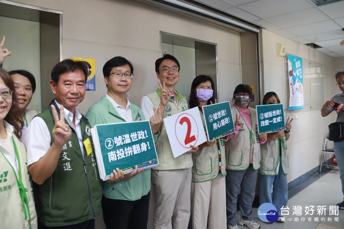 黨內同志同喊南投拚翻身一定當選。（記者扶小萍攝）