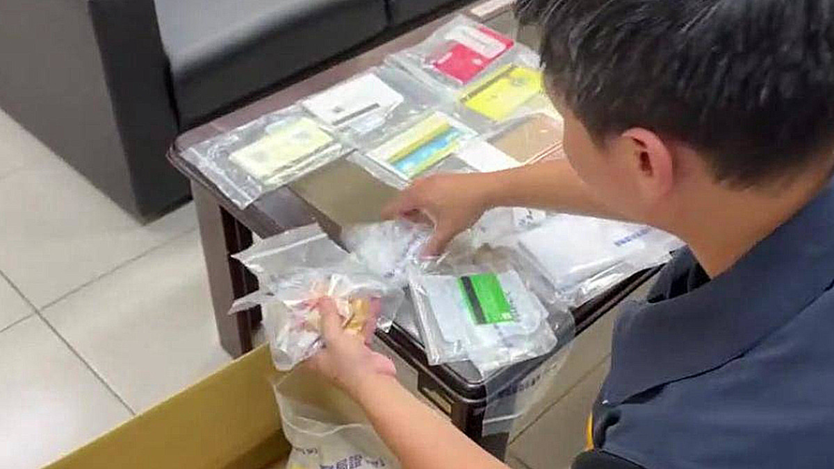 事局破獲跨境博弈洗錢案，查扣現金、金項鍊、金融卡及點鈔機等大批贓證物。（刑事局提供）