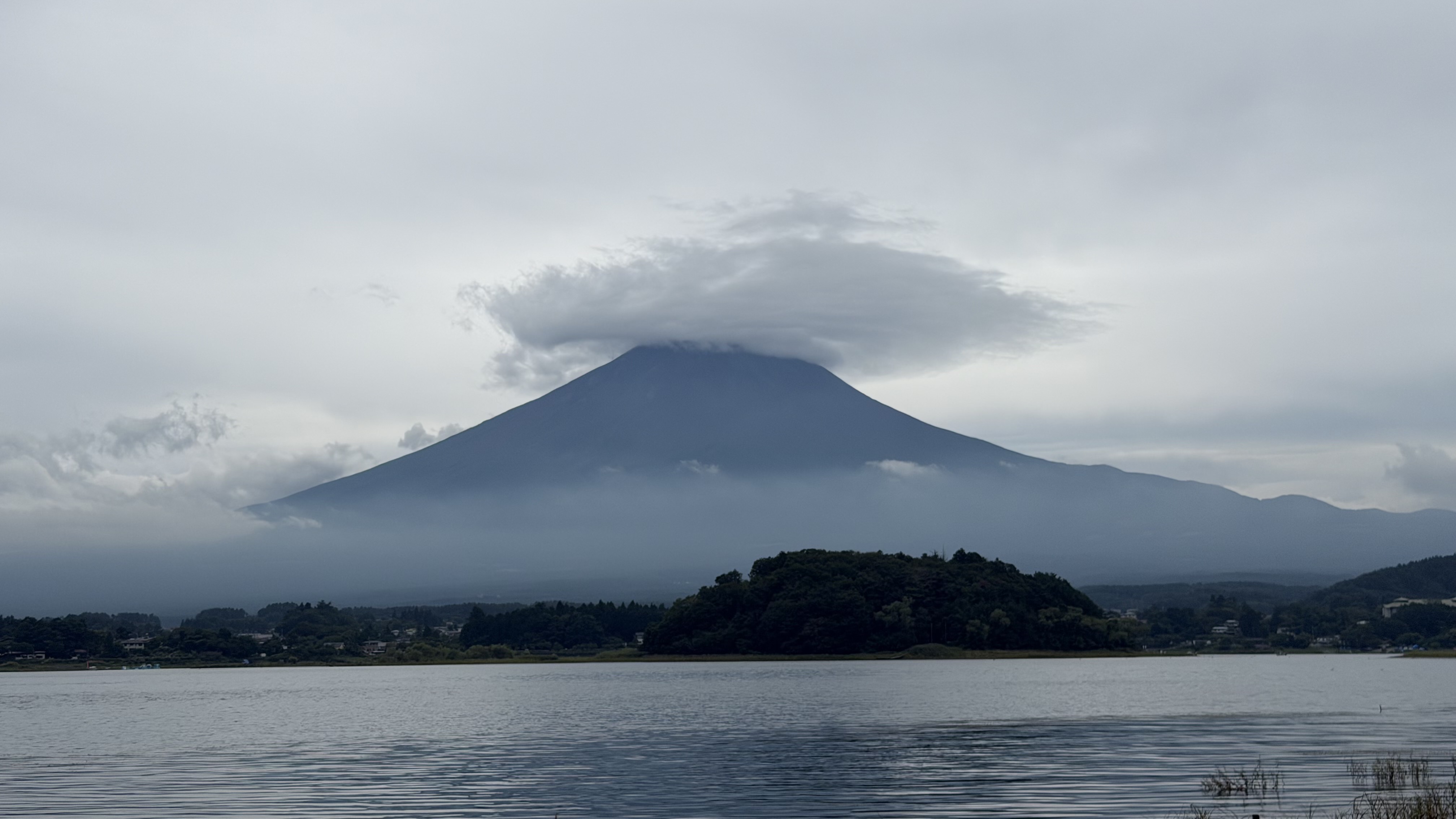 圖為日本富士山河口湖景色,台灣女子井雲蓉10月17日赴日旅遊,19日卻被發現陳屍旅館,生前曾向友人透露旅費有限、首餐只能吃泡麵,案發前最後一次回覆閨密訊息後便失聯。隨著丈夫李男與楊姓女嫌的通聯紀錄曝光,檢警正深入追查兩人關係及命案動機。