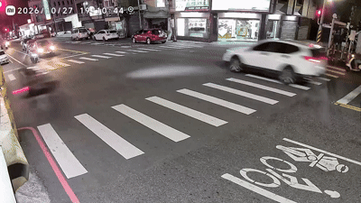 台南新營區民治路發生驚悚車禍，監視器畫面顯示，機車通過路口時與自小客車發生碰撞，雙載的2名女子當場噴飛，事故發生時雙方號誌狀況及肇事責任仍待釐清。