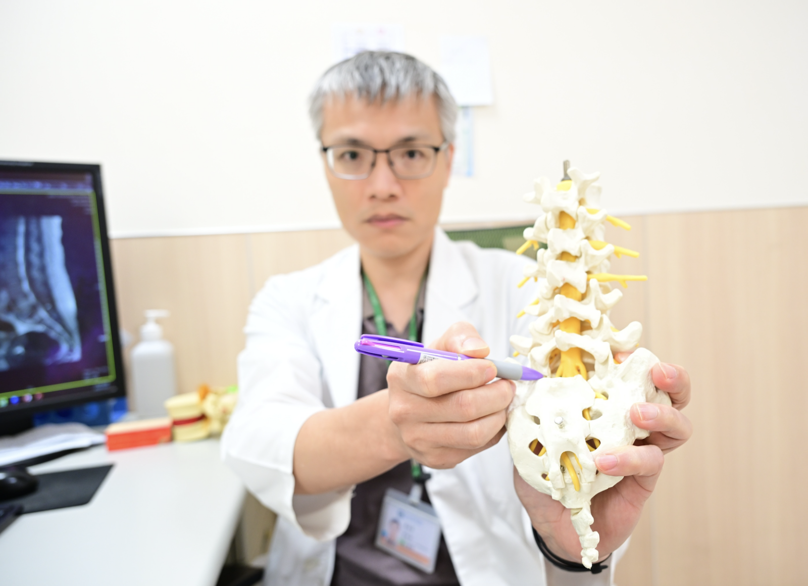 腰痛、腳麻以為工作累 30歲的他竟是「結核菌吃腰椎」! 206 腰痛、腳麻以為工作累 30歲的他竟是「結核菌吃腰椎」! 205