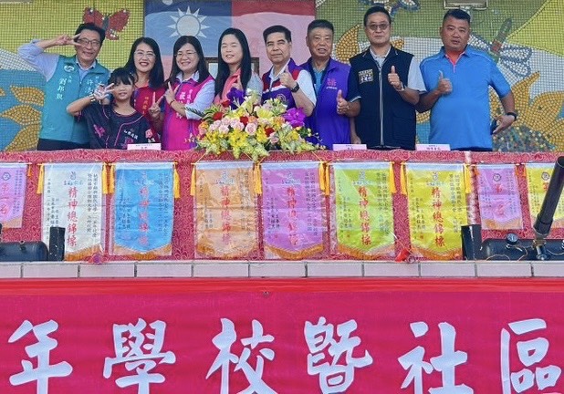 桃園市錦興國小這場校園運動會校方和來賓準備各年級精神總錦標賽，也讓這場運動會上有著滿滿運動精神和教育意義的獎勵。(影像由記者謝依璇拍攝)。