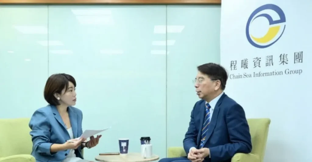 黃士軍董事長訪問中，其分享程曦發展至今，深耕客服三十餘年，轉從「單一 AI 工具」升級為「AI 賦能平台與數據中台」。