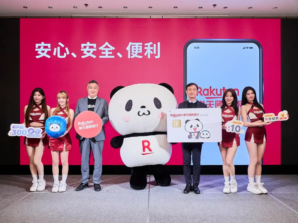 限量發行的「樂天國際銀行胖達卡」即日起上市,樂天國際銀行也限時推出新戶專屬存款優惠與新戶禮回饋。(左起:樂天國際商業銀行副總經理暨行銷處處長 真保博樹、樂天國際商業銀行總經理 佐伯和彥)