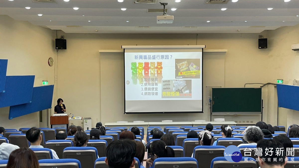 婦幼警察隊前往三民國小辦理婦幼安全宣導。